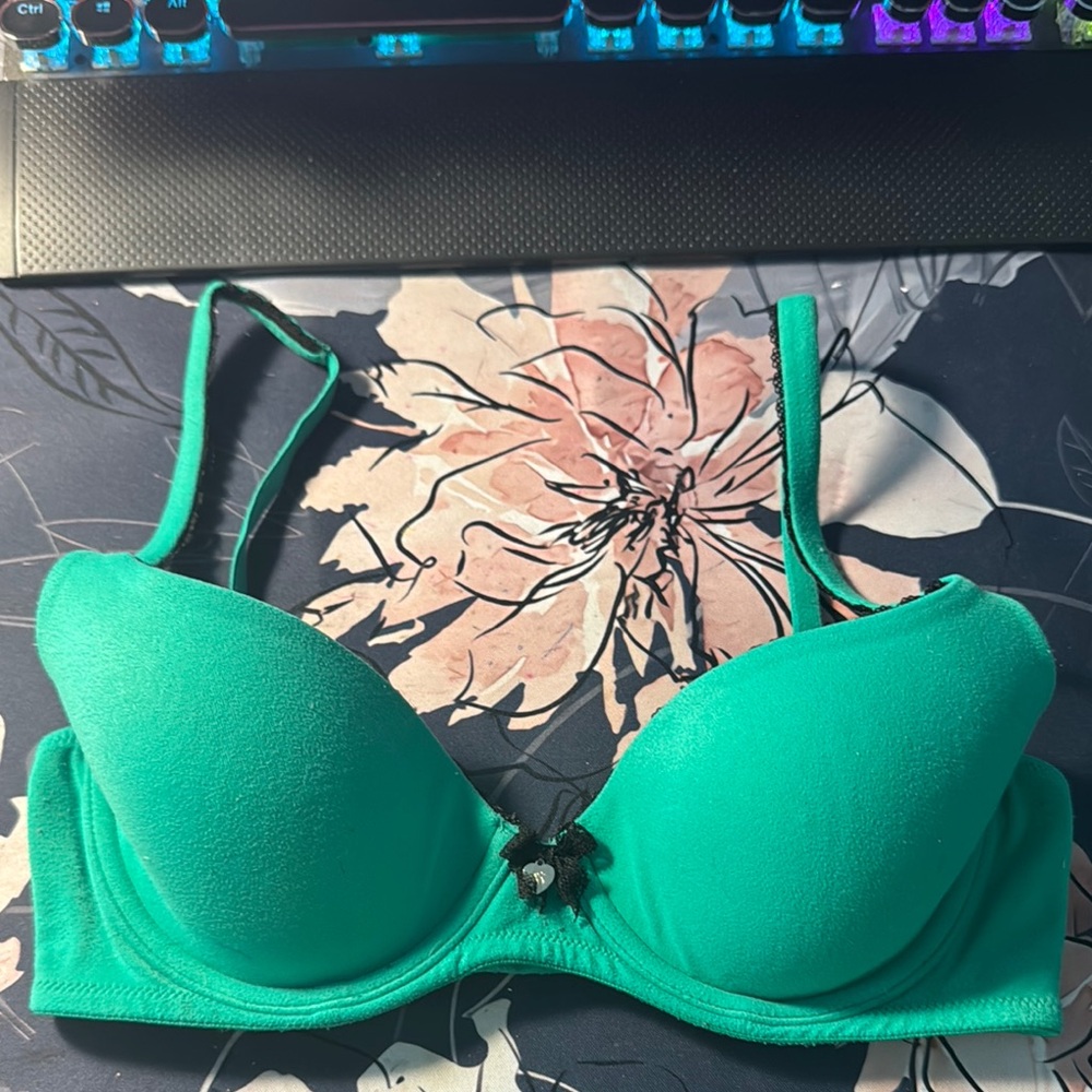 Victoria’s Secret bra 32C #051